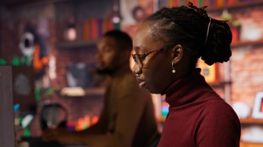 AI LLM sohbet robotu ile görevleri çözen yazılım mühendisi öngörü teknolojisi kullanarak cevap vermektedir. Geniş dilli uygulama, kamera B ile etkileşim kurmak için bilgisayar kullanan yeni personel