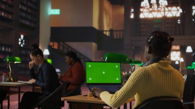 Ergen öğrenci, kütüphanede yeşil ekranlı bir okul ödevi üzerinde çalışıyor. Yeni edebiyat sınıfı makalesi için beyin fırtınası yapıyorlar. Afrikalı Amerikalı kız üretken öğrenmeyi ön plana çıkarıyor. Kamera A.