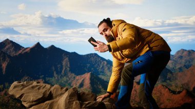 Dikkatsiz bir yürüyüşçü telefonuna odaklanarak ve düşerek hayatını riske atıyor. Kötü hava ve zayıf sinyaller yüzünden dengesini yitiriyor. Aptal yürüyüşçü. Kamera B.