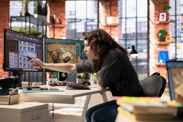 Kadın bilgisayarında mimari yazılımlar kullanarak bir iç mekanın üç boyutlu detaylı bir canlandırmasını yapıyor. Program, sanal bir düzen için mobilya ve diğer tasarım elemanlarını sürükleyip yapılandırmaya izin verir.
