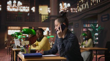 Yüksek sesle konuşarak kütüphanedeki insanları rahatsız eden, kaba davranan ve çalışma alanındaki bir telefona cevap veren biri. Rahatsız edici sinir bozucu kadın sessiz kalmak istedi. Kamera A.