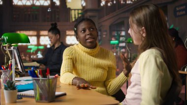 Tatlı arkadaşlar ve sınıf arkadaşları ödevlerini bitirdikten sonra kucaklaşıyorlar, liseli kızlar kütüphanedeki arkadaşlıklarından memnunlar. Sevimli, neşeli ergenler kucaklaşıyorlar, beraberler. Kamera A.