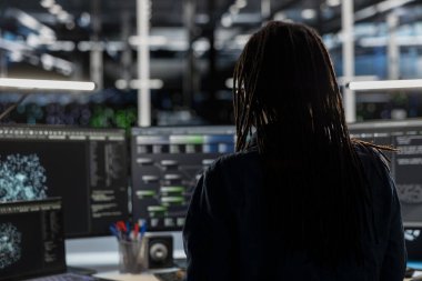 Veri merkezi çalışanı, geniş veri tabanlarını analiz etmek için düğüm ağaçları ve makine öğrenme algoritmaları kullanıyor. Sunucu odası mühendisi yapay zeka kullanarak tesis verilerindeki kalıpları tanıyor