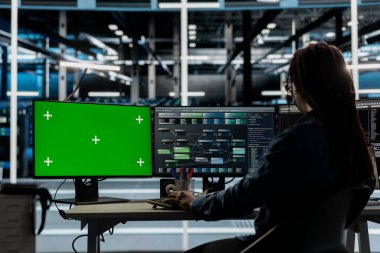 Sunucu odası teknisyeni yeşil ekranda yapay zeka teknolojisi kullanıyor. Veri merkezi ekipmanları için AI güdümlü çözümler tasarlamak ve uygulamak için krom anahtar bilgisayar kullanan yönetici