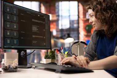 İşçi, problem çözme görevlerinde ona rehberlik etmek için yapay zeka sohbet robotu sistemi kullanıyor. Gelecekçi teknoloji akıllı algoritmaları ve makine öğrenmesini ön plana çıkarıyor. İletişim ve bilişim desteği.