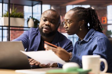 Sorumlu çift faturaları ödüyor ve vergilerini dizüstü bilgisayarla ödüyor, ödeme detaylarını internete giriyor ve para transferini onaylıyor. Çevrimiçi bankacılık ve evde finans yönetimi.