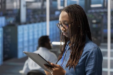 Veri kaybına karşı veri yedekleme çözümleri uygulamak ve yönetmek için tablet kullanarak sunucu odasında mühendis ve verimli kurtarma süreçleri sağlamak, teknik sorunları tanımlamak ve çözmek