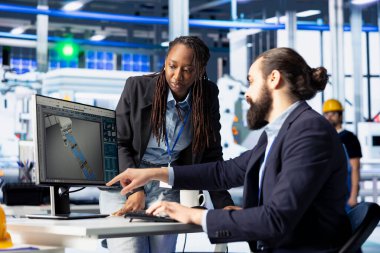 Fotovoltaik fabrikası takım arkadaşları güneş modülleri için CAD modelleri oluşturmak için birlikte çalışıyorlar. Mühendislik ekibi beyin fırtınası yapıyor, güneş paneli tasarımlarını geliştiriyor ve optimize ediyor.