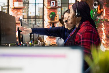 Müşteri etkileşimini geliştirmek ve soruşturmaları etkili bir şekilde çözmek için Çağrı Merkezi Ajanı 'nı kullanan yönetici denetleme. Müşteri hizmetleri danışmanı ve stajyer yapay zeka iletişim teknolojileri kullanıyor.