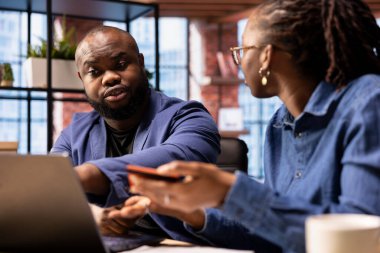 Afrika kökenli Amerikalı kız erkek arkadaşıyla çok fazla para harcaması konusunda yüzleşiyor, ortak tasarruf hesaplarındaki bakiyeyi kontrol ediyor. Çiftin mali sorunları, banka borcu var..