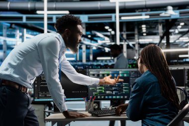 Bilgi işleme için makine öğrenme sistemleri kuran veri merkezi sistem yöneticileri. Ofisteki bilişim uzmanları, sunucu tarım işlemlerini geliştirmek için nöral ağların düğüm ağaçlarını eğitiyorlar