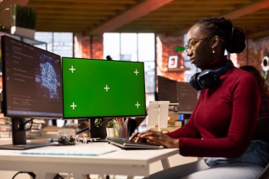 Yapay zeka ofis yazılım mühendisi izole ekran PC kullanarak makine öğrenme algoritmaları uyguluyor. Yapay Zeka Teknolojisi 'nde çalışan bir kadın model bilgisayardaki kod hatalarını düzeltiyor.