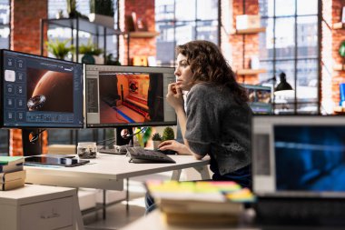 Video oyunu uzay gemisi ortamları oluşturmak için yapay zeka sohbet robotu arayüzü kullanan bir kadın, modern sistem derin öğrenme ve makine öğrenme tekniklerini uyguluyor. Bilim kurgu oyun tasarımları geliştiriliyor.