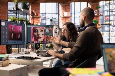 Erkek ve kadın yaratıcı ekip görüntü modelleri oluşturmak için yapay zekayı kullanıyor, dijital materyalleri geliştirmek ve kaliteli içerik yaratmak için bir kurgu yazılımı kullanıyor. Fotoğraf rötuşlu yapay zeka asistanı.