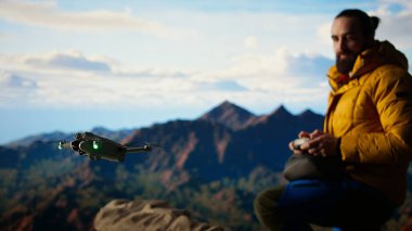 Gezgin macerayı dengeler ve hava aracıyla içerik yaratarak güzel bir dağ sırasının havadan görüntüsünü kaydeder. Nefes kesen manzara video görüntüsü. Kamera A.