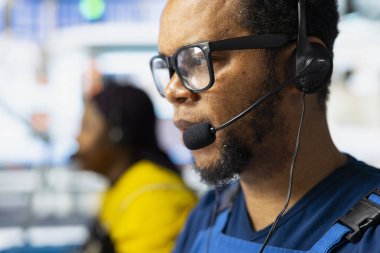 Güneş üretimi sistemlerinde yardım hattı operatörü sorun çıkarma hataları, fotovoltaik arızalara veya yenilenebilir enerji sanayi fabrikasındaki teknik sorunlara destek sağlayan çalışan.
