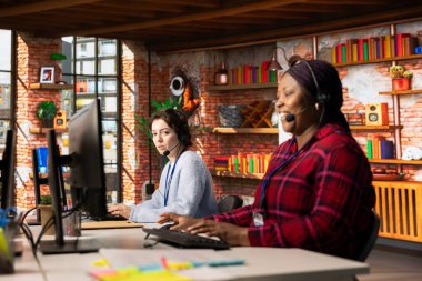 Ofisteki müşteriyle konuşurken komik şakalara gülen bir çağrı merkezi ajanı. Müşteri hizmetleri temsilcisi, yardım sağlarken komik bir sohbetle eğlendi