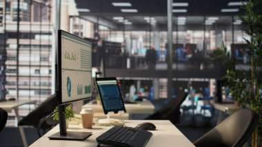 Şirket kültüründe ve endüstride kullanılan lüks iş ortamı, profesyonel yüksek teknoloji aletleri ve kabinlerle donatılmış ofis alanı. Modern bir şirket genel merkezinde yönetici gücü..