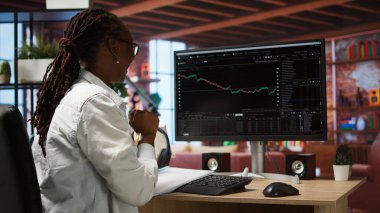 Gülümseyen yatırımcı düşük fiyata alıp yüksek fiyata satıp para kazandıktan sonra kripto para yatırımıyla başarılı oluyor. Ayı pazarı boyunca yatırım yaptıktan sonra mali kazancı kutlayan neşeli kişi, kamera A