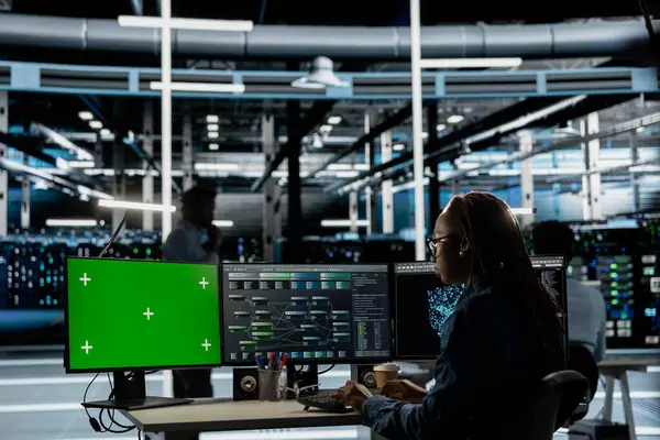 Uzman donanımı ayarlamak için krom anahtar bilgisayarda yapay zeka programlama dili kullanan sunucu merkezi uzmanı. İzole edilmiş ekranda yapay zeka sinirsel ağları kullanan veri merkezi mühendisi