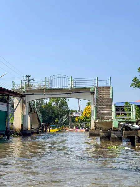 Bangkok, Tayland - 12 Kasım 2024: Tayland yerel yiyecek satan teknelerle yüzen pazar, pazar satıcılarıyla nehir kenarındaki pazar lezzetli egzotik ürünler sunuyor, turizm.