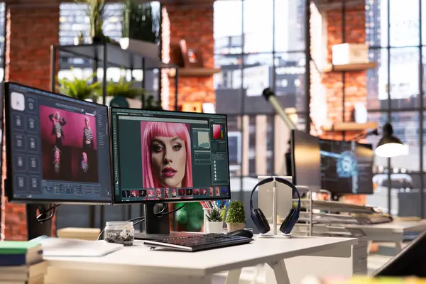 Profesyonel kurgu yazılımıyla yaratıcı çalışma alanı yaratmak ve çift ekran kurulumunda yapay zeka sohbet botu açmak. Dijital araçlar yüksek kaliteli resim işleme ve renk iyileştirme tekniklerini gösterir.