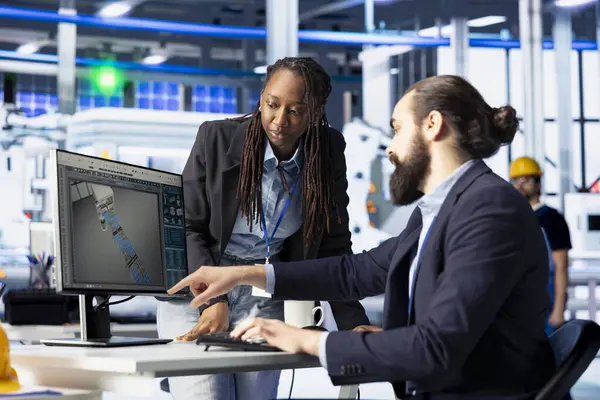 Fotovoltaik fabrikası takım arkadaşları güneş modülleri için CAD modelleri oluşturmak için birlikte çalışıyorlar. Mühendislik ekibi beyin fırtınası yapıyor, güneş paneli tasarımlarını geliştiriyor ve optimize ediyor.