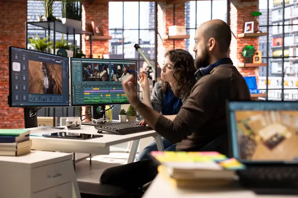 Video editörleri çifti, film yapımcılığı yazılımı kullanılarak video kliplerinde serbest çekim, düzenleme ve karıştırma için takım olarak çalışıyor. Yetenekli insanlar bir müzik videosu üzerinde çalışır..