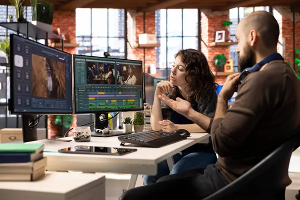 Film yapımı için video düzenleme yazılımı üzerinde birlikte çalışan yaratıcı çift mükemmel montajı yaratmak için yapay zeka kullanan modeller kullanıyor. Yapım sonrası medya sektöründe editör ekibi.