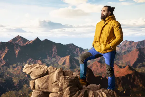 Maceraperestler önlerindeki vadiye ve dağ zirvelerine bakar. Açık arazinin özgürlüğünü hisseder. Genç kaşif tam donanımlı yüksek rakımlı açık hava keşiflerinin tadını çıkarıyor..