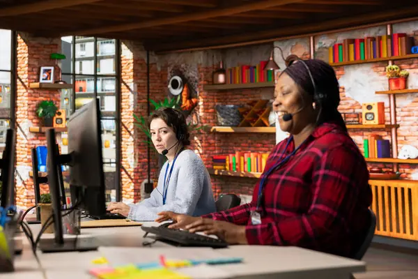 Ofisteki müşteriyle konuşurken komik şakalara gülen bir çağrı merkezi ajanı. Müşteri hizmetleri temsilcisi, yardım sağlarken komik bir sohbetle eğlendi