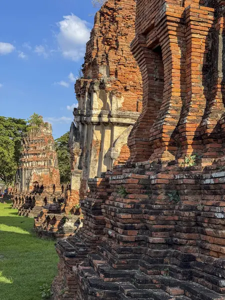 Tarihi Budist Wat Maha. Tayland 'da tuğla kuleleri olan tapınak, antik mimarisi olan ünlü dini mekan ruhani mirası ve kültürel keşfi temsil ediyor. Budizm inancı.