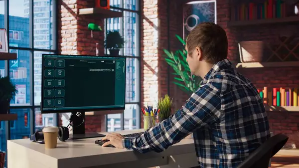 Modern ofis bilgisayarında AI LLM Chatbot PC GPT yazılımıyla etkileşim içinde olan bir adam. Yapay zeka, kamera A aracılığıyla iletişim kuran büyük dil modeli uygulaması kullanan kullanıcı