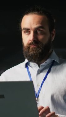 Veri merkezi platformunda, sinirsel ağ LLM görüntülemesini izlemek için dizüstü bilgisayar kullanan dikey video programcısı. Endüstriyel sunucu çiftliği bilişim profesyoneli donanımlara güç veren makine öğrenme işlemlerini denetliyor