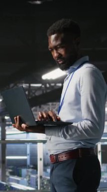 Endüstriyel platformdaki gülümseyen veri merkezi mühendislik ekibi nöral ağ yazılım görevlerinde işbirliği yapıyor. Jolly sunucu merkezi iş arkadaşları birlikte çalışarak, büyük bir dil görselleştiriyor