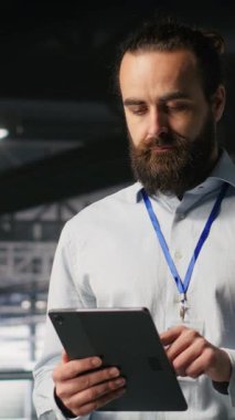 Veri merkezindeki gülümseyen mühendisin dikey video portresi sinir ağı LLM görselleştirmesini izliyor. Neşeli sunucu merkezi bilişim uzmanları teçhizata güç veren makine öğrenme süreçlerini denetliyor, kamera B