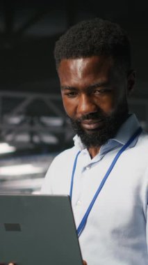 Endüstriyel platformdaki gülümseyen veri merkezi mühendislik ekibi nöral ağ yazılım görevlerinde işbirliği yapıyor. Jolly sunucu merkezi iş arkadaşları birlikte çalışarak, büyük bir dil görselleştiriyor