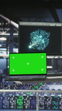 Yüksek endüstriyel veri merkezi kontrol istasyonunun yanında yapay zeka görüntülemesini gösteren dikey video izole edilmiş bilgisayar. Sunucu çiftliğindeki sinirsel ağı gösteren krom anahtar dizüstü bilgisayar aygıtı