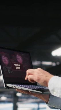 Veri merkezindeki dikey video mühendisi dizüstü bilgisayardaki kritik hata mesajına tepki veriyor. Sistem hatası, arka uç altyapı performansı ve kamera sorununu çözme amaçlı BT profesyonel girişimleri