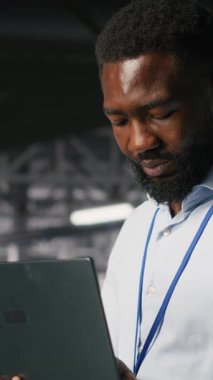 Veri merkezi endüstriyel platformundaki dikey video bilişim uzmanları yapay zeka yazılım güncellemelerini tamamladıktan sonra sinirsel ağ çıktılarından memnun kaldılar. Neşeli sistem yöneticileri sunucu sondaj ayarlarını inceliyor