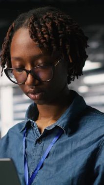 Veri merkezi endüstriyel platformundaki dikey video sistemi yöneticileri dizüstü bilgisayardaki performans çıktılarını analiz ediyorlar. Sunucu merkezi iş arkadaşları dizüstü bilgisayar kullanarak sunucu sondaj ayarlarını inceliyor