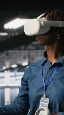 VR kulaklık takan dikey video veri merkezi yöneticisi yapay zeka sinir ağı teknolojisi kullanıyor. Donanımı güncellemek için yapay zeka programlama dili ve sanal gerçeklik kullanan sunucu merkezi geliştiricisi