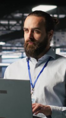 Veri merkezi endüstriyel platformundaki dikey bilgisayar bilimcileri dizüstü bilgisayardaki performans çıktılarını analiz ediyorlar. Sunucu çiftliği bilişim uzmanları ince ayar yapılandırmaları, kamera B