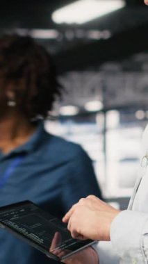 Veri merkezi endüstriyel platform üzerindeki dikey video programcıları tablet üzerindeki kodları kontrol ediyor, yazılım güncellemeleri yapıyor. Sunucu çiftliği bilişim uzmanları işbirliği yapıyor, düzenleme paraşütleri ayarları, kamera B