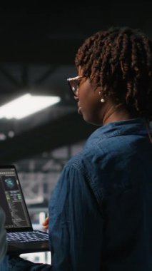 Sinir ağı AI LLM görselleştirmesi kullanılarak yönetimin yaptığı işleri denetleyen dikey video Veri Merkezi yöneticisi. Sunucu ekip lideri ve işçi, platformlara güç veren makine öğrenme süreçlerini denetliyor