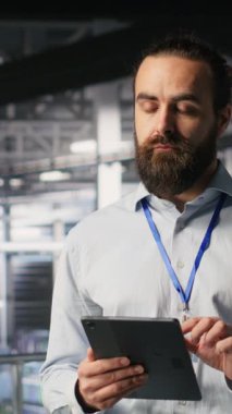 Veri merkezindeki dikey bilgisayar bilimcileri sinirsel ağ LLM görüntülemesini izliyor. Endüstriyel sunucu çiftliği bilişim uzmanları teçhizatlara güç veren makine öğrenme süreçleri, kamera B