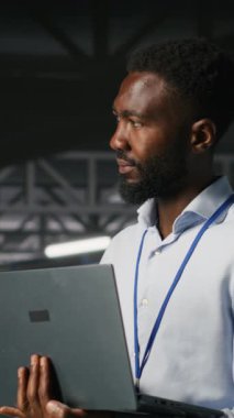 Veri merkezindeki dikey video mühendisleri sinirsel ağ LLM görüntülemesini izlemek için dizüstü bilgisayar kullanıyorlar. Sunucu merkezindeki iş arkadaşları sanayi platformunda sunucu kümeleri öğrenme makinesini denetliyor