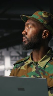 Askeri bilgisayar sistemlerini ve ağları dizüstü bilgisayarla sorun çıkaran veri merkezinde dikey video bilgi teknolojisi uzmanı. Komuta Merkezi sunucu odasında not defteri, kamera B kullanarak asker