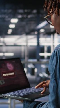 Bilgisayarda kritik hata görüntüsü aldıktan sonra dikey video merkezi programcısı panikliyor. Sunucu tarım işçisi, sorun yaratırken düşük donanım performansına neden olan hatalar tarafından uyarıldı