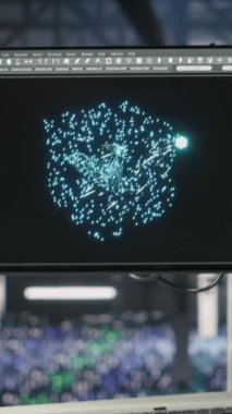 Dikey video endüstriyel veri merkezi kontrol istasyonu ekranı sunucuların yapay zeka uygulamalarına güç verdiğini gösteriyor. Nöral ağ teşhisi ve altyapısını gösteren monitör